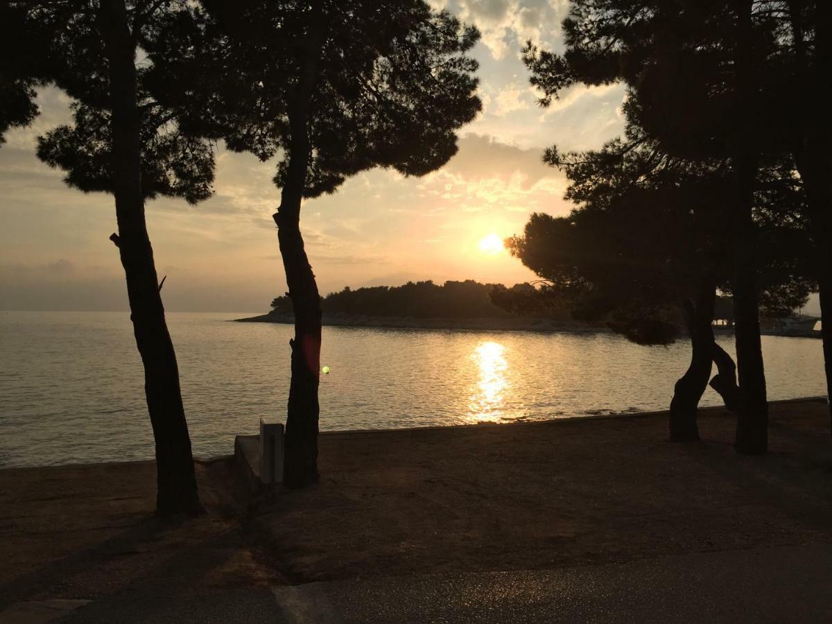 Beach Apartment Ana With Sea View, Balcony, Garden & Bbq, Murter - Dalmatia ภายนอก รูปภาพ
