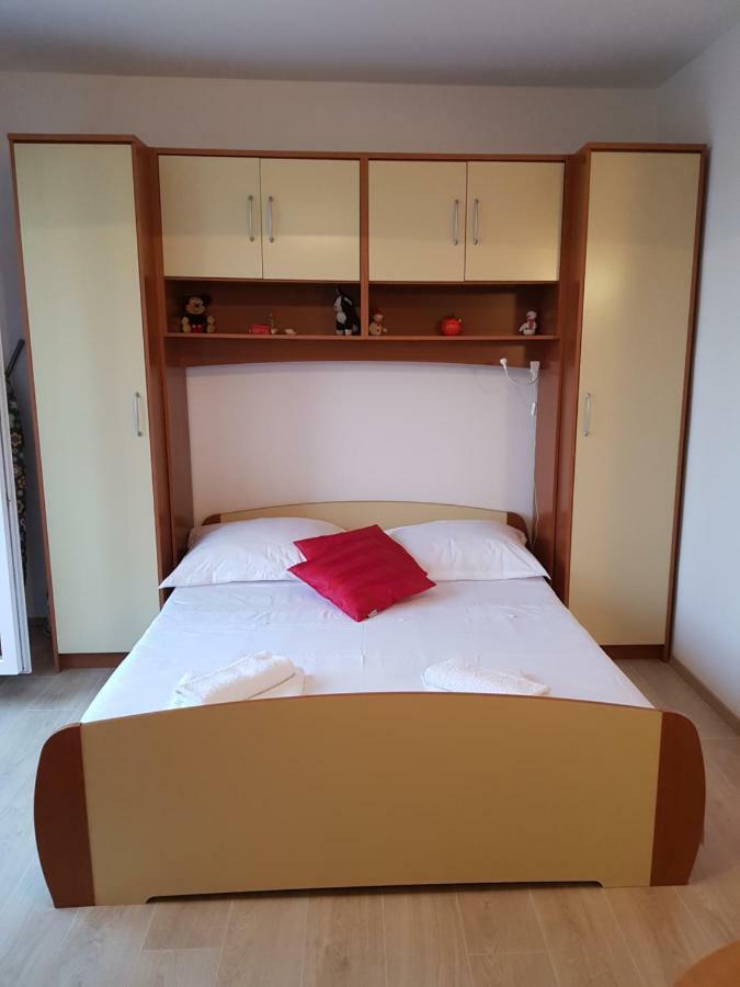 Beach Apartment Ana With Sea View, Balcony, Garden & Bbq, Murter - Dalmatia ภายนอก รูปภาพ